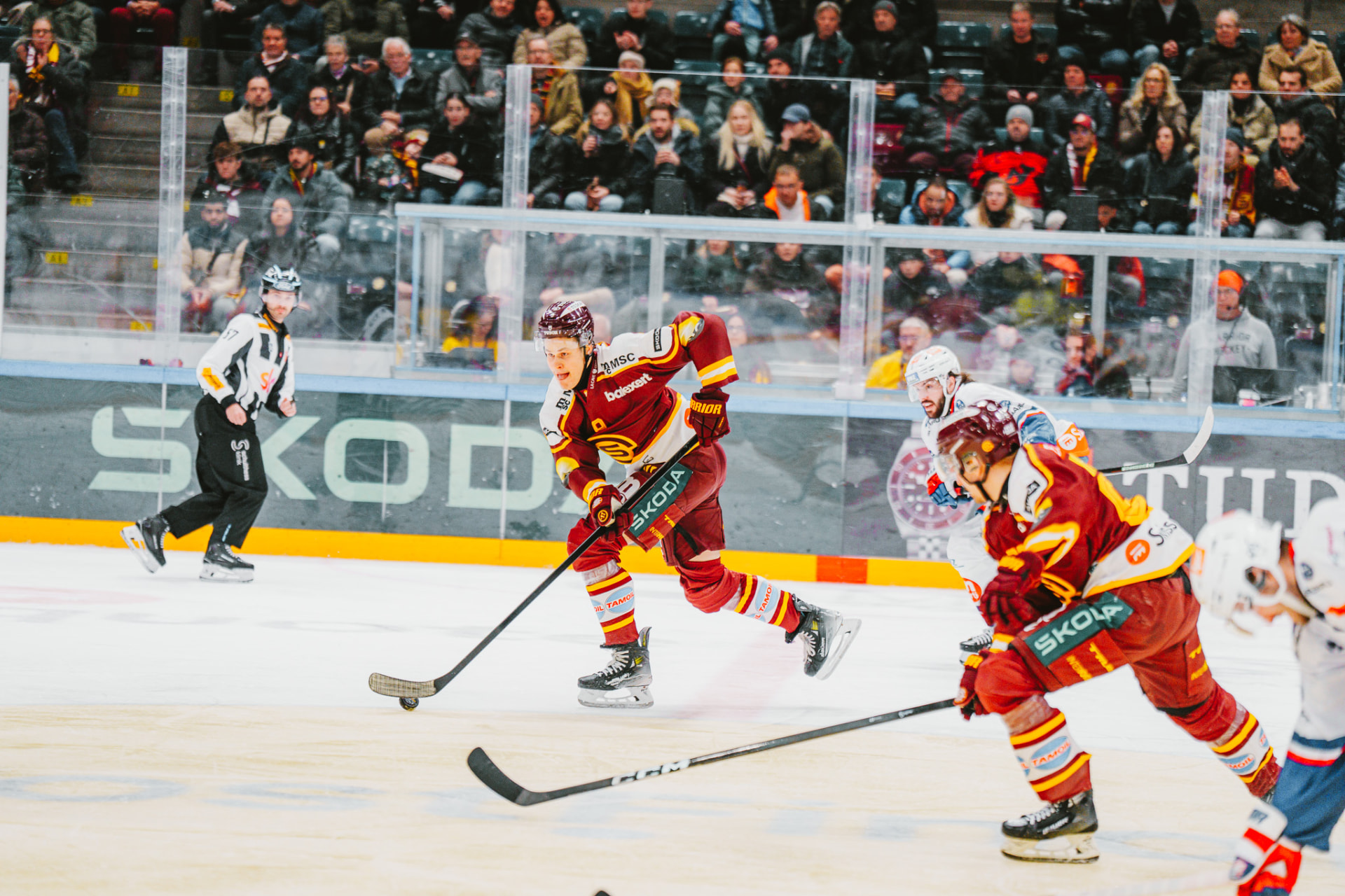 Jesse Puljujärvi pelaa kiekollisena ottelutilanteessa