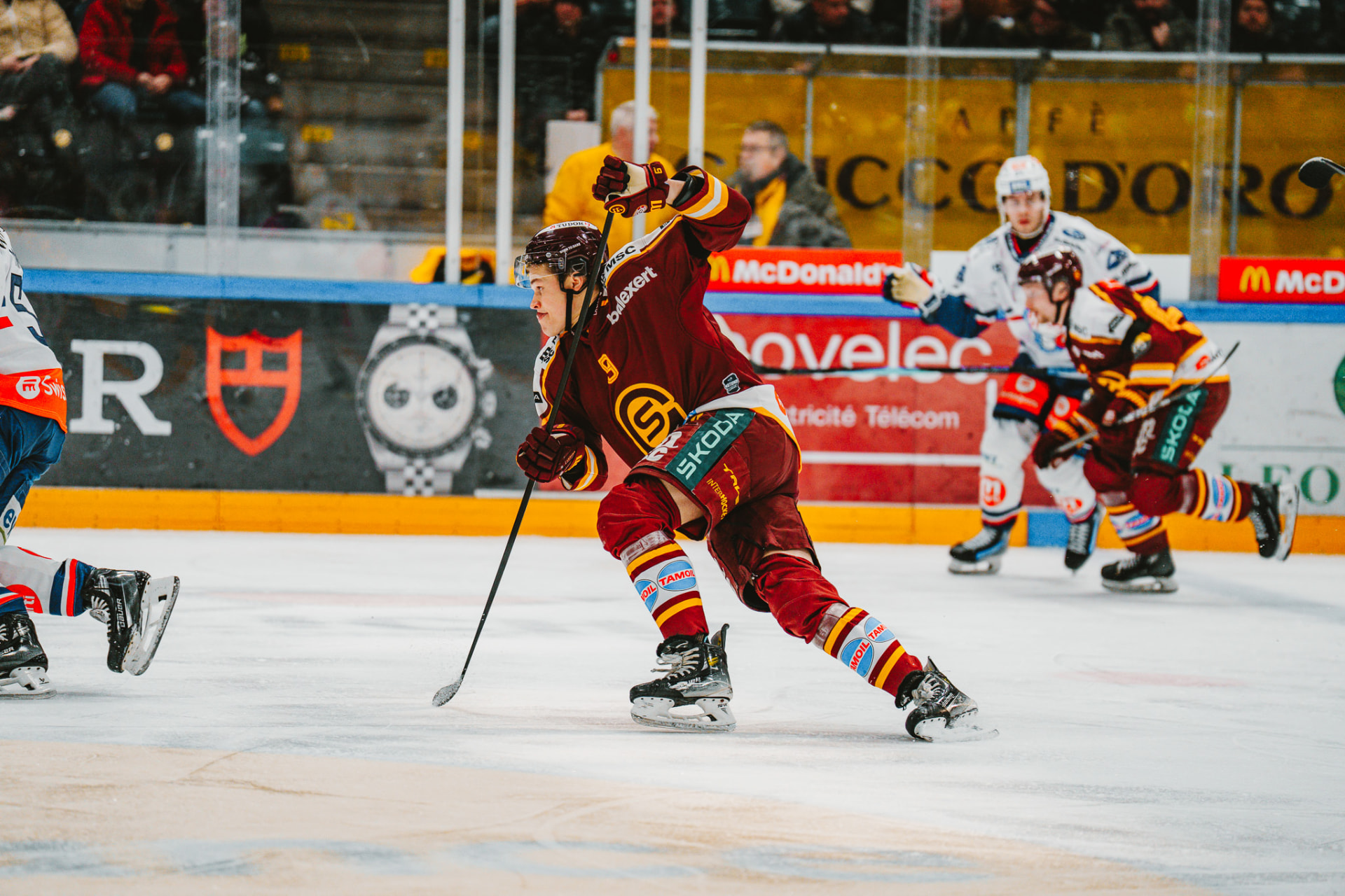 Jesse Puljujärvi luistelee kiekon kanssa Genève-Servetten pelipaidassa