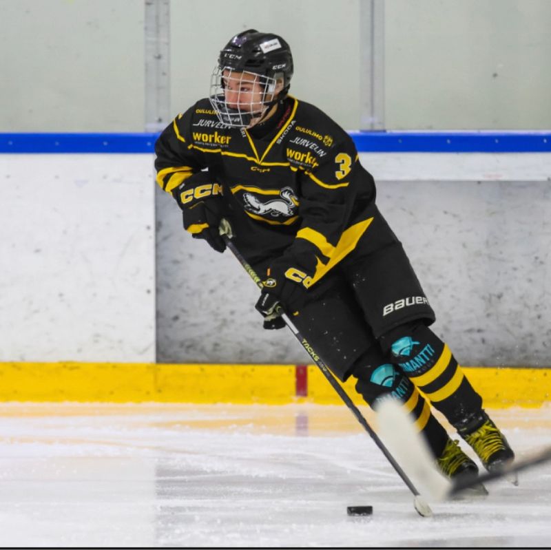 Martti Markus pelitilanteessa Kärppien pelipaidassa
