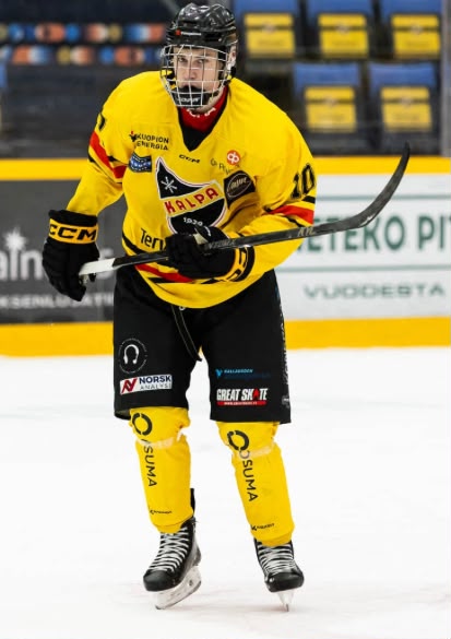 Sakari Karjalainen pelitilanteessa KalPan pelipaidassa
