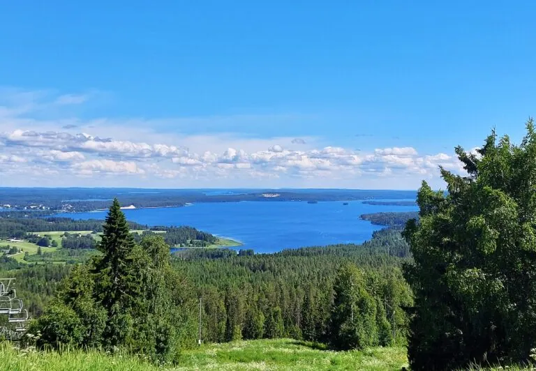 Kesäinen maisema Vuokatinvaaralta järvelle