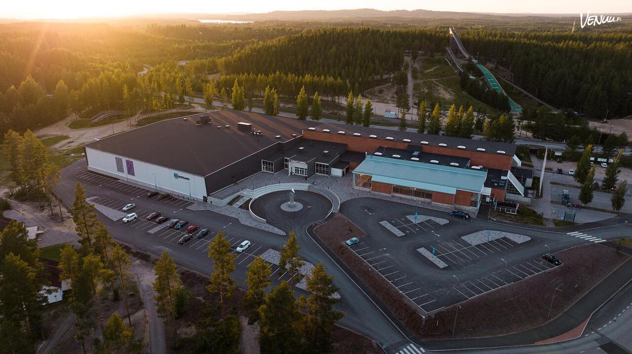 Vuokatti Areena ilmasta kuvattuna ilta-auringossa